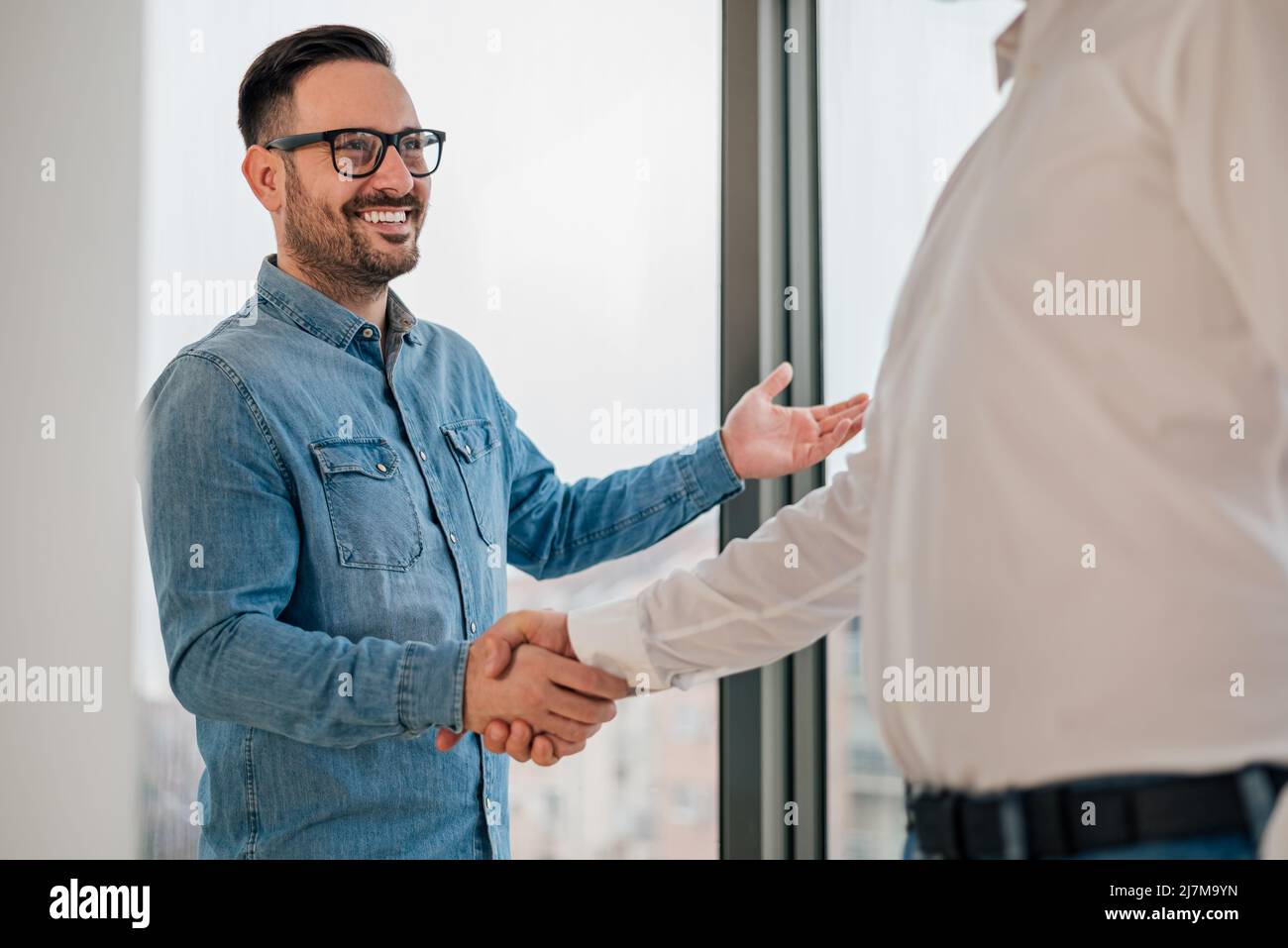 Businessman saluto job richiedente businessmen handshaking oltre firmato contratto bel imprenditore handshake con un collega allegro giovane gestire Foto Stock