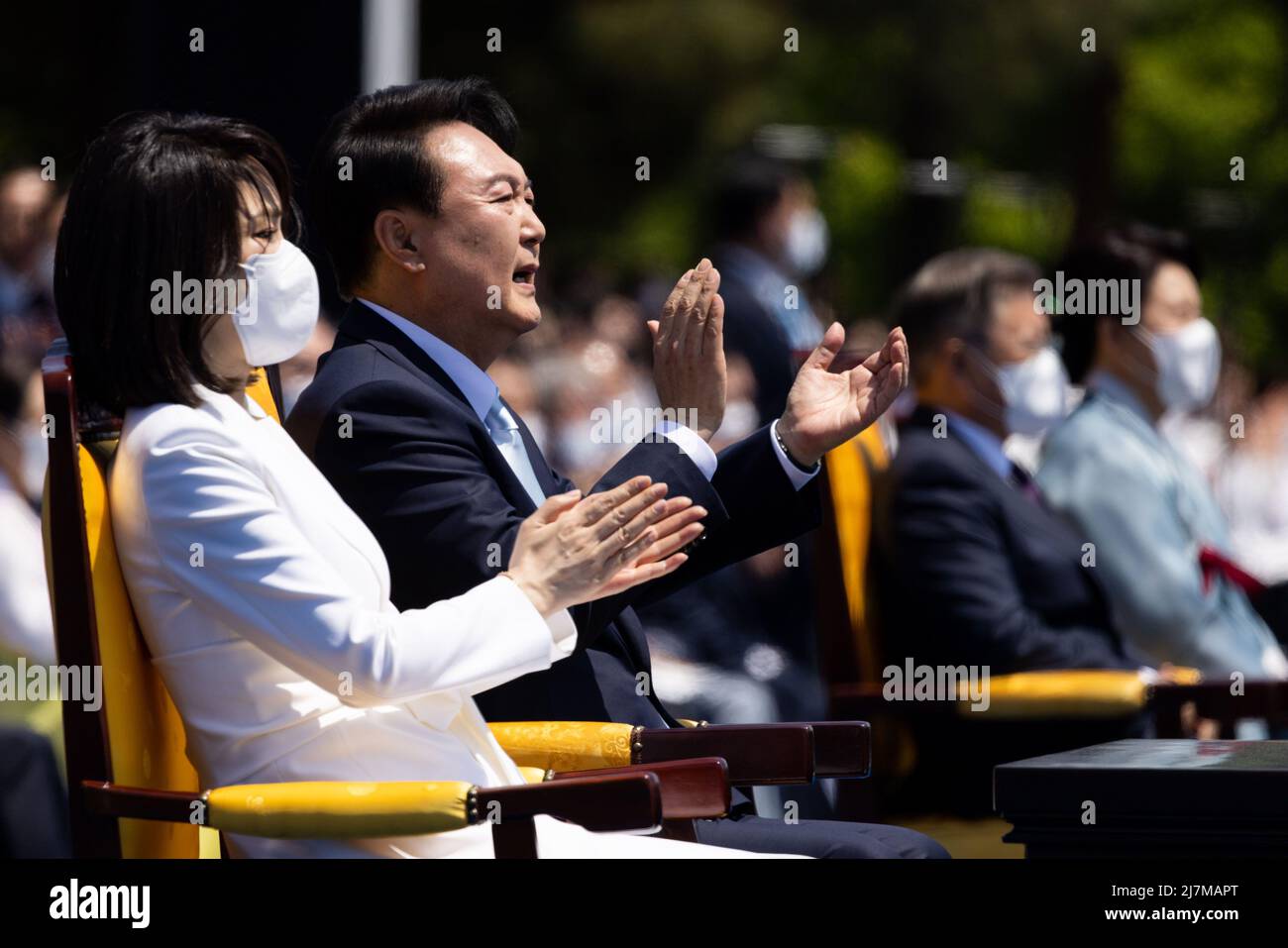 10 Maggio 2022 - Seoul, Corea del Sud : Yoon Suk Yeol, presidente della Corea del Sud, secondo da sinistra, e sua moglie Kim Kun-hee, Moon Jae-in, ex presidente della Corea del Sud, secondo da destra, e Kim Jung-sook, sua moglie, durante la sua inaugurazione tenutasi all'Assemblea Nazionale di Seoul, Corea del Sud, martedì 10 maggio 2022. Yoon si è insediato martedì come ottavo presidente eletto della Corea del Sud dalla piena democrazia del 1987, affrontando sfide spaventose da un’economia devastata dal Covid all’aumento dei test sulle armi da parte del leader nordcoreano Kim Jong Onu. (Foto di: SeongJoon Cho/Pool/Sipa USA) Foto Stock