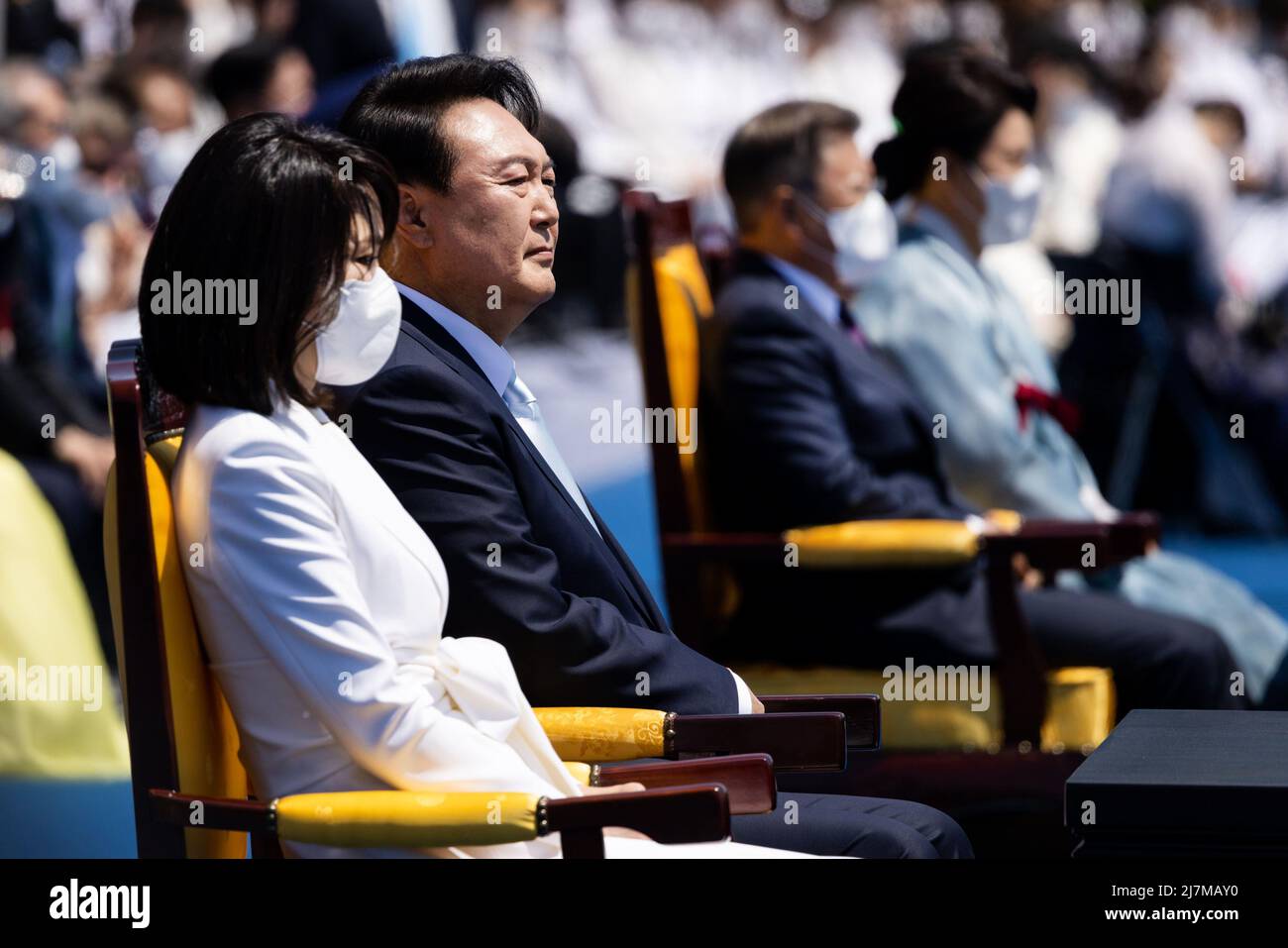 10 Maggio 2022 - Seoul, Corea del Sud : Yoon Suk Yeol, presidente della Corea del Sud, secondo da sinistra, e sua moglie Kim Kun-hee, Moon Jae-in, ex presidente della Corea del Sud, secondo da destra, e Kim Jung-sook, sua moglie, durante la sua inaugurazione tenutasi all'Assemblea Nazionale di Seoul, Corea del Sud, martedì 10 maggio 2022. Yoon si è insediato martedì come ottavo presidente eletto della Corea del Sud dalla piena democrazia del 1987, affrontando sfide spaventose da un’economia devastata dal Covid all’aumento dei test sulle armi da parte del leader nordcoreano Kim Jong Onu. Foto di: SeongJoon Cho/Pool/Sipa USA Foto Stock