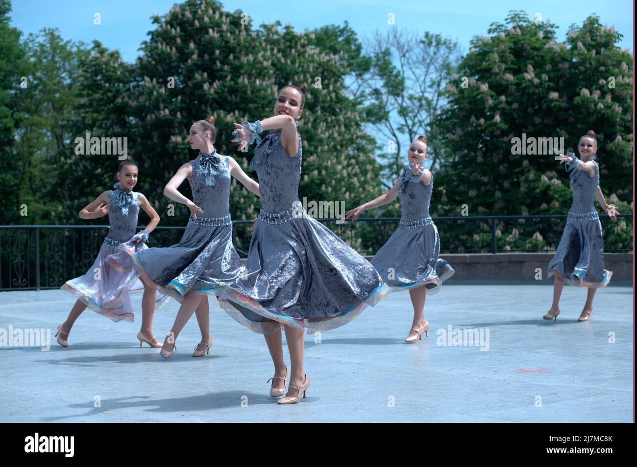 Ragazze giovani che ballano con ombrelloni. Palla di costume di laureati di scuola superiore organizzata dal Municipio di Kiev. Maggio 24, 2019. Kiev, Ucraina Foto Stock