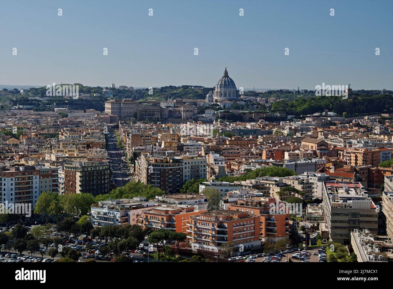 Vista parziale della parte nord-ovest di Roma con la cupola della Basilica di San Pietro e della Città del Vaticano Foto Stock