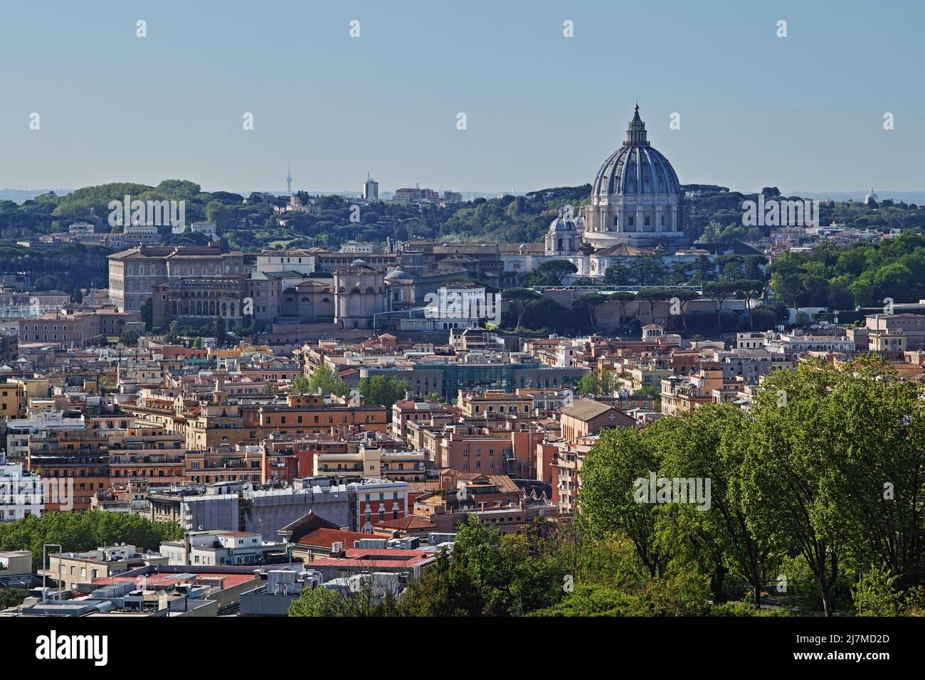 Cupola della basilica di San Pietro, la città del Vaticano e uno scorcio della parte nord-occidentale di Roma Foto Stock