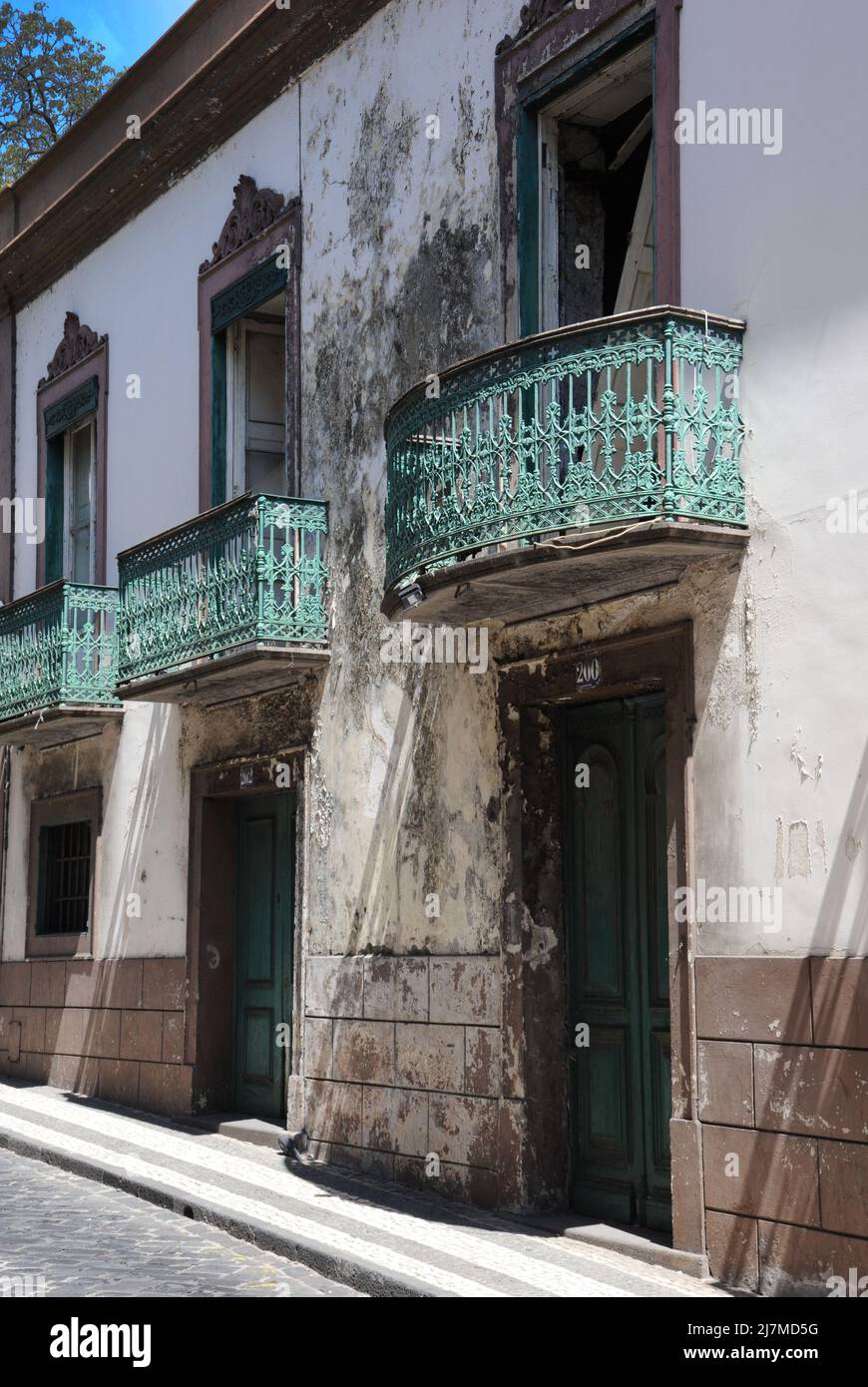 Un vecchio edificio con intemperie, Funchal, Madeira, Portogallo Foto Stock