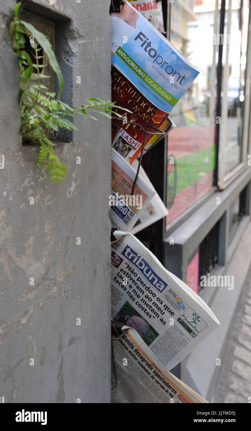 Newspaper and Foliage, Funchal, Madeira, Portogallo, Foto Stock