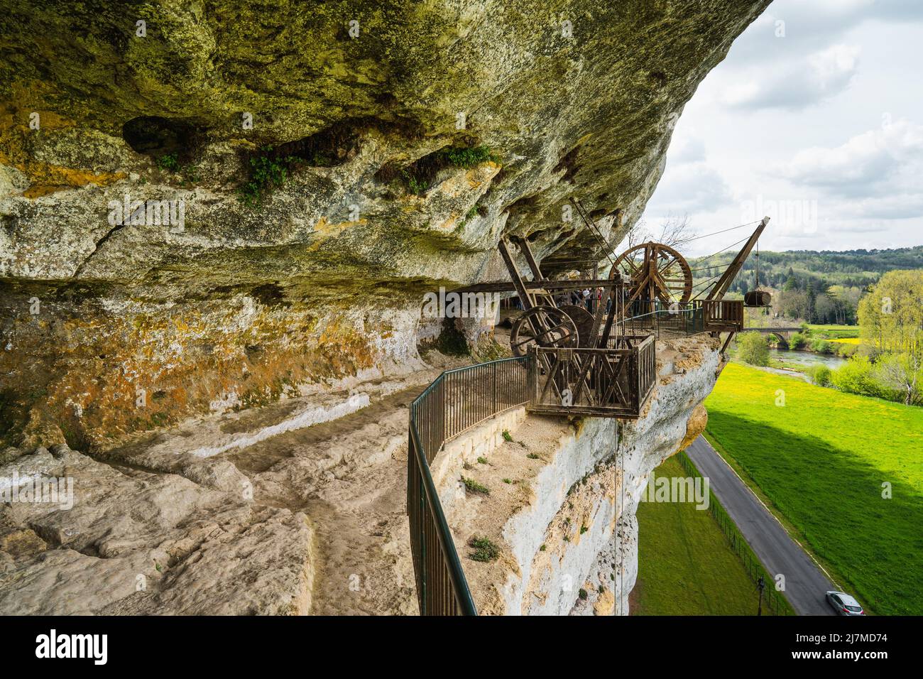 Il villaggio trogloditico Roque Saint-Christophe è una grande formazione rocciosa con rifugi rocciosi al fiume Vezere nella Dordogna, sud-ovest della Francia Foto Stock