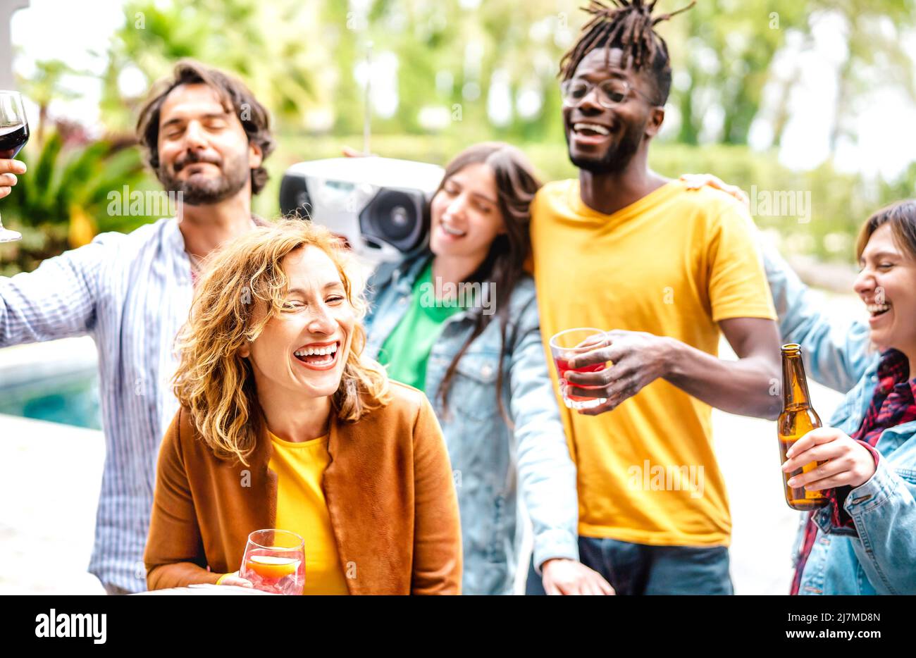 Gruppo di amici multirazziale divertirsi con barzette e drink di lusso - gente di Gen z godersi festa primavera break festival insieme Foto Stock
