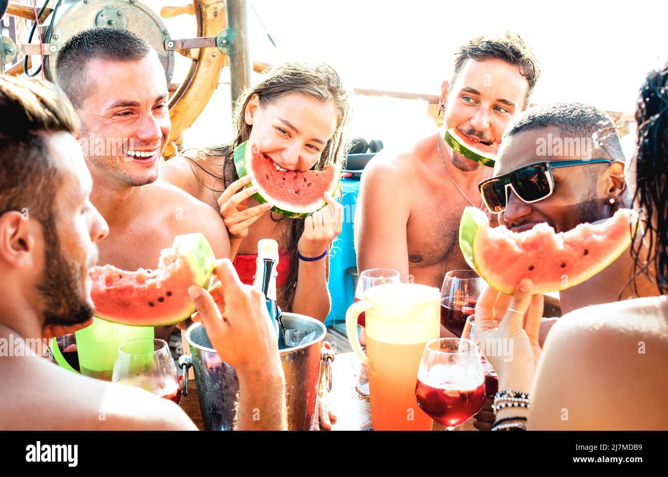 Amici giovani felici divertirsi a festa in barca con sangria cocomero e vino champagne - Friendship stile di vita concetto con persone multiculturali Foto Stock