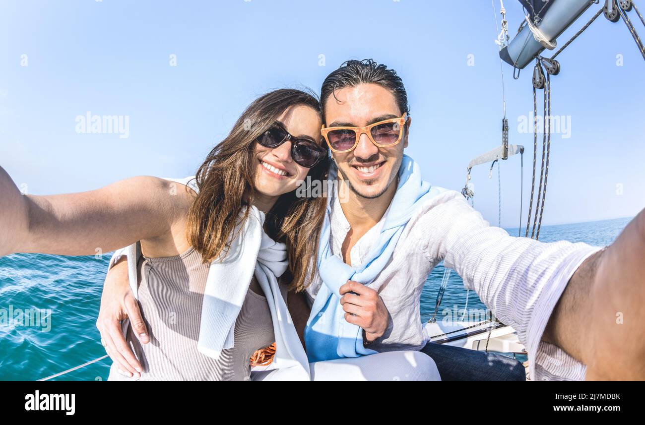 Coppia di giovani amanti che prendono selfie in barca a vela tour in tutto il mondo - Love Concept alla festa giubilare crociera in barca a vela di lusso esperienza con felice Foto Stock
