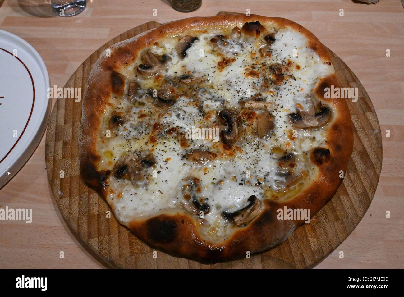 Pizza italiana calda fresca dal forno, fast food Foto Stock