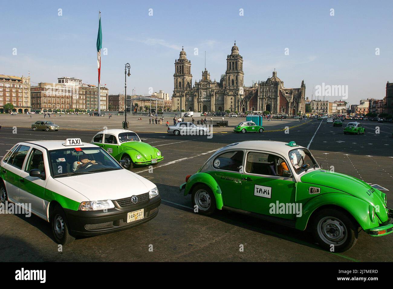 Messico - Green Volkswagen Beetle taxi nel Zocalo di fronte alla Cattedrale Metropolitana di Città del Messico. Foto Stock