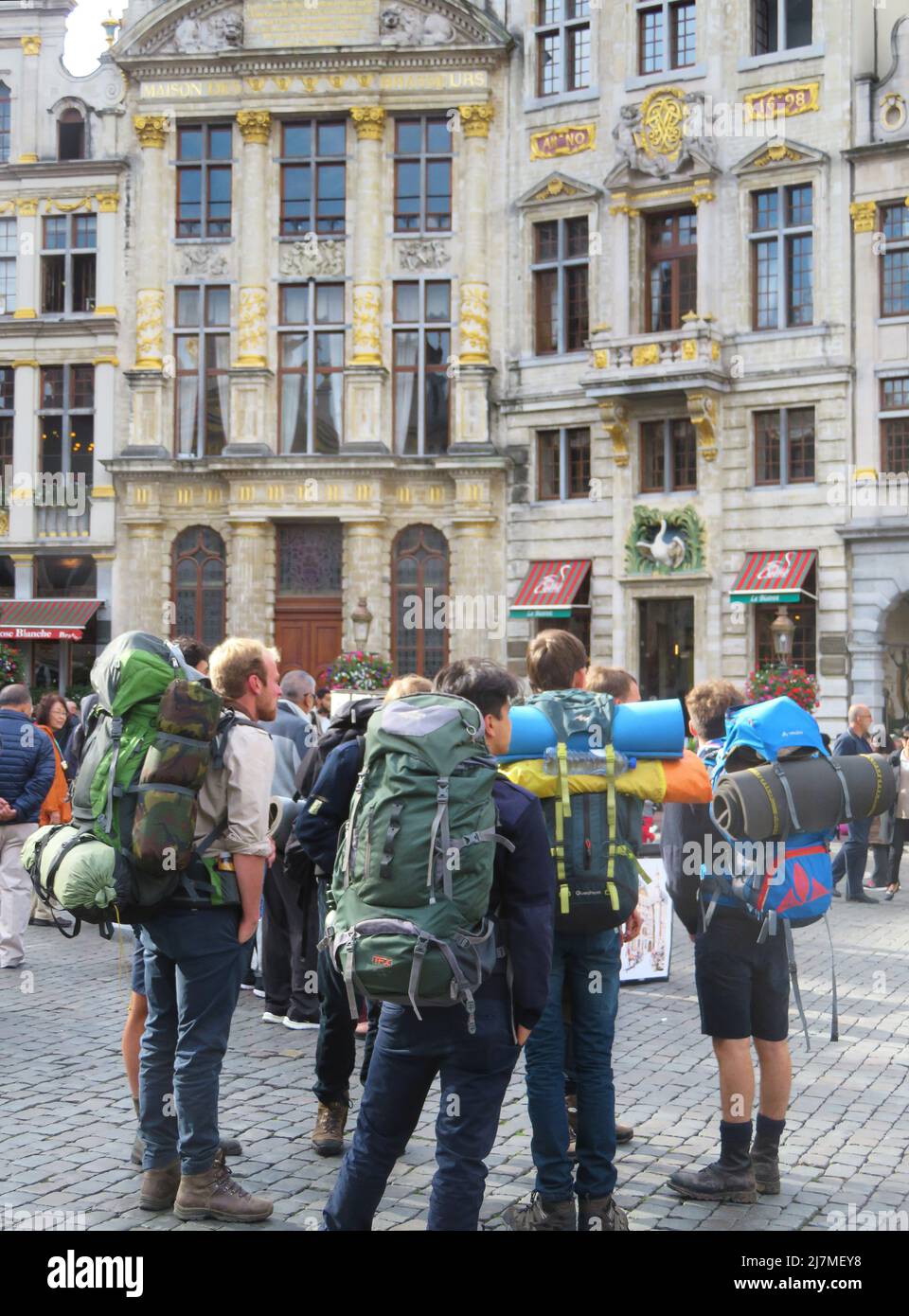 Belgio, Bruxelles - Backpackers sulla Grand Place di Bruxelles. Foto Stock