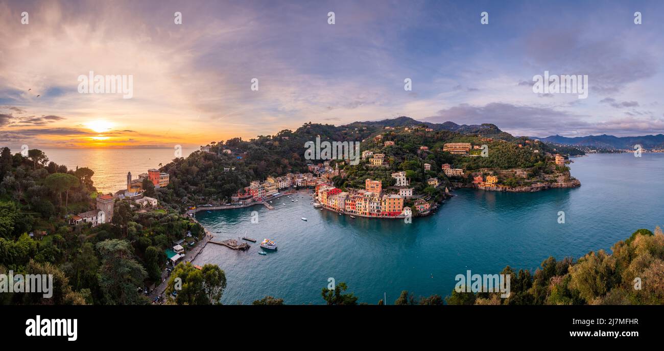 Portofino, Italia villaggio di pescatori e comune nella Città Metropolitana di Genova al crepuscolo. Foto Stock