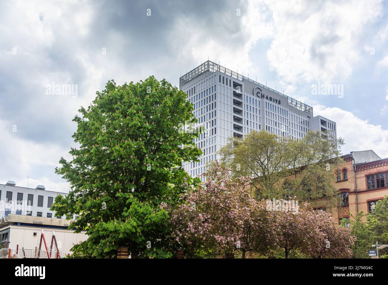 Edificio principale dell'ospedale di Charite (Bettenhochhaus) a Berlino Mitte, Germania, Europa Foto Stock
