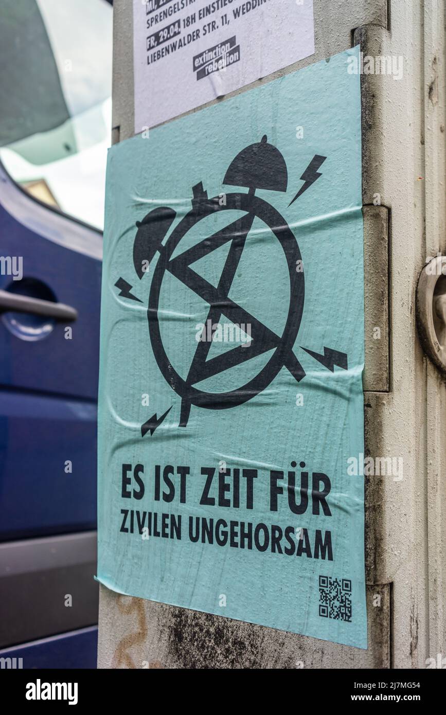 Es ist Zeit fuer zivilen Ungehorsam - è tempo di disordini civili poster dal gruppo ambientalista di Extinction Rebellion a Berlino, in Germania Foto Stock