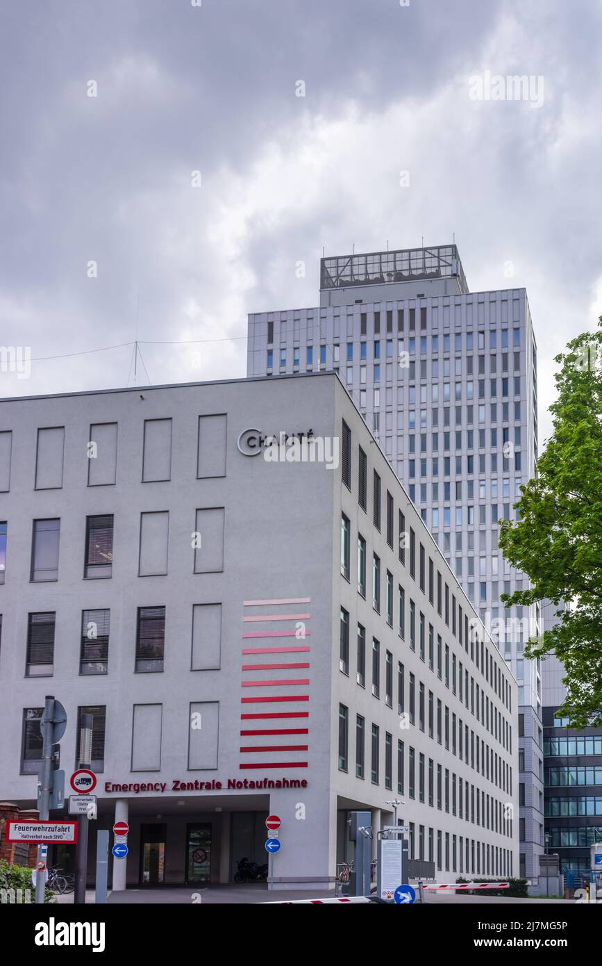 Charite edificio principale ospedale e ingresso di emergenza (A&e) a Berlino Mitte, Germania, Europa Foto Stock