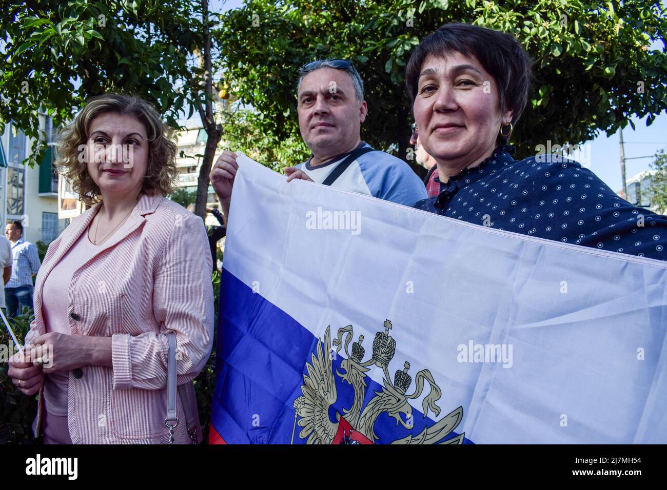 Atene, Grecia. 9th maggio 2022. Le persone detengono una bandiera russa durante un evento commemorativo del giorno della Vittoria. I russi residenti in Grecia hanno tenuto un evento in memoria della Giornata della Vittoria dell'esercito sovietico. (Credit Image: © Dimitris Aspiotis/Pacific Press via ZUMA Press Wire) Foto Stock