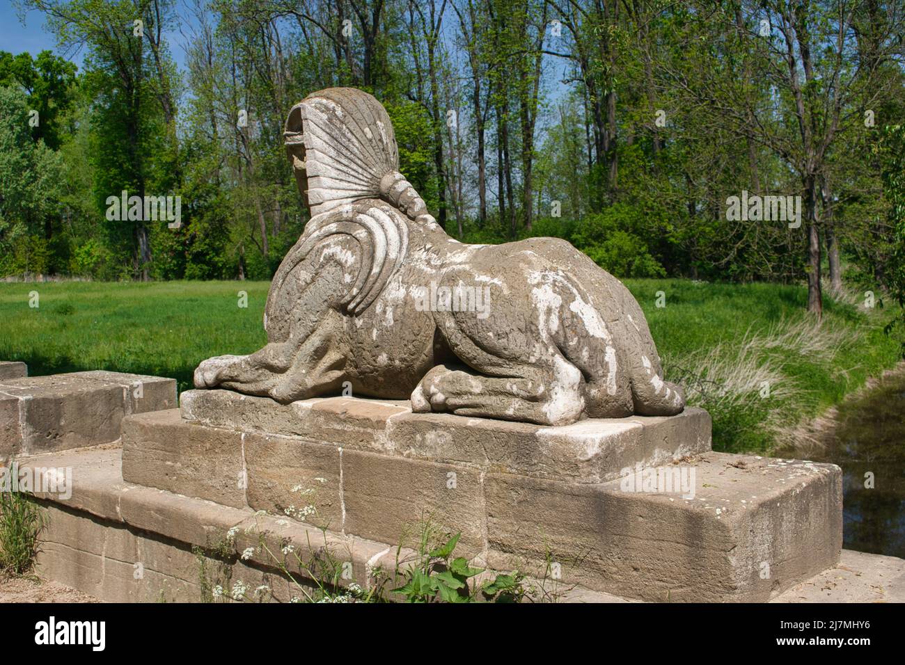 Un ponte con statua sfinge. Chateau Veltrusy. Repubblica Ceca. Foto Stock