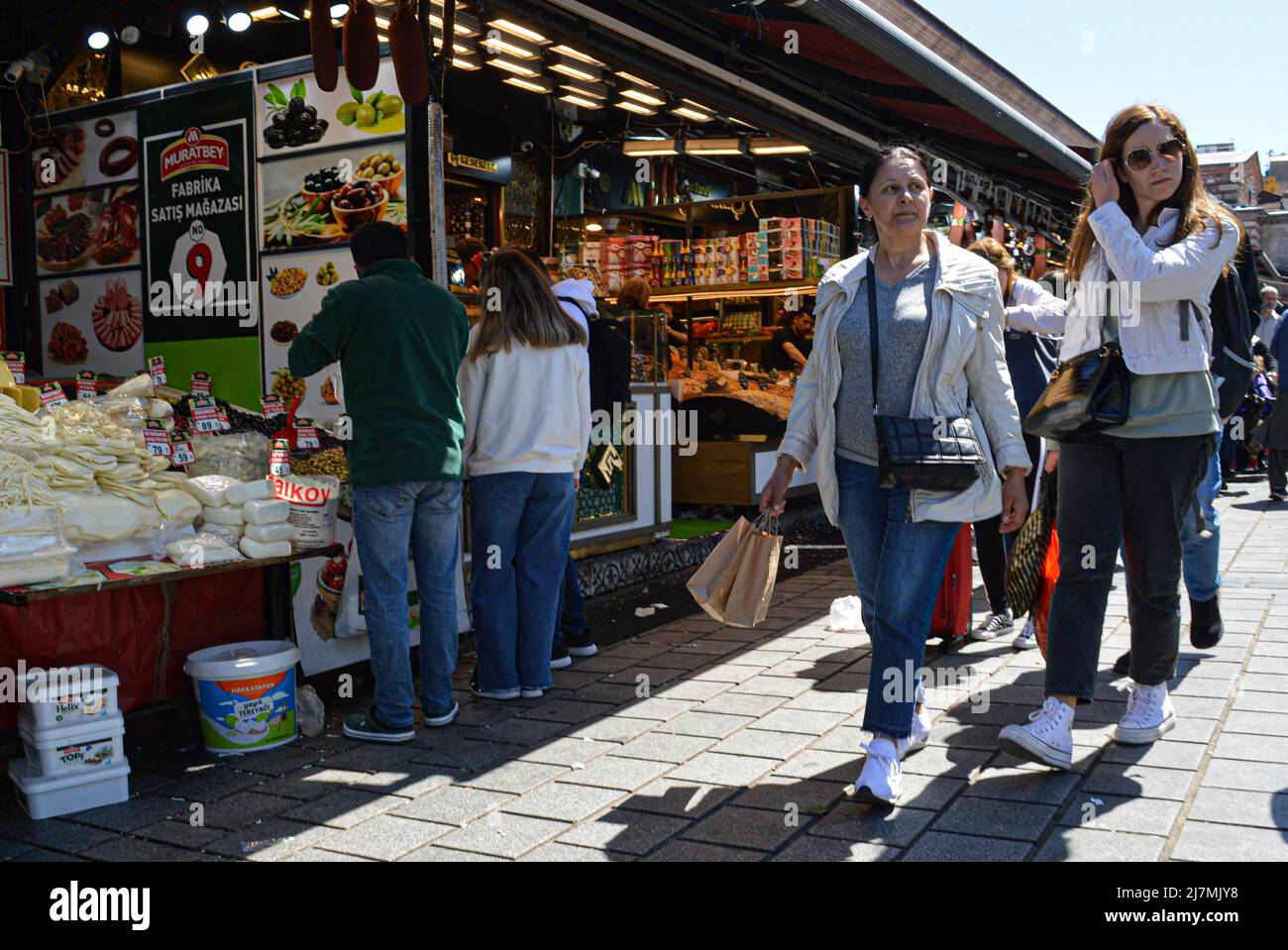 La gente cammina accanto ai negozi fuori dal Bazaar delle spezie di Istanbul, Turchia, martedì 10 maggio 2022. La crisi economica della Turchia si intensifica con l'aumento dell'inflazione che è salito al 69,97 per cento in aprile, raggiungendo il livello più alto dal 2002. Credit: Mariya Doga/GocherImagery /MediaPunch Foto Stock