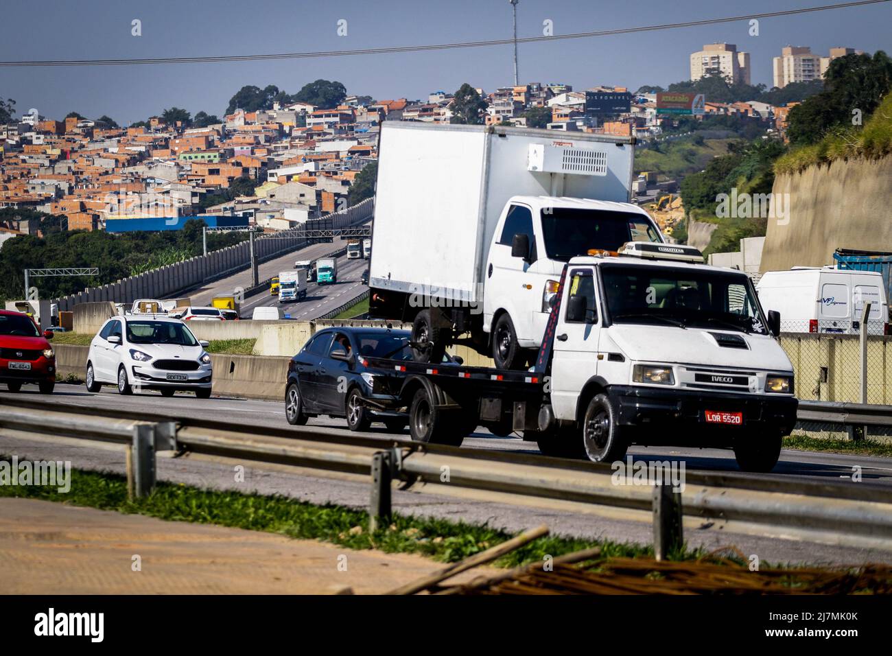 São PAULO, SP - 10.05.2022: PETROBRAS ANUNCIA AUMENTO NO DIESEL - Petrobras ha annunciato l'aumento del prezzo del diesel del 8,87% nelle raffinerie a partire da questo Martedì (10), cioè, un cambio di 40 centesimi nel litro di carburante che sale da R $ 4,51 a R $ 4 .91. L'aumento si verifica di nuovo meno di due mesi dopo l'ultimo aumento, quando il litro di carburante è diventato 90 centesimi più costoso. Nella foto, tratto di Rodoanel Oeste, regione di Osasco in Grande São Paulo. (Foto: Aloisio Mauricio/Fotoarena) Foto Stock