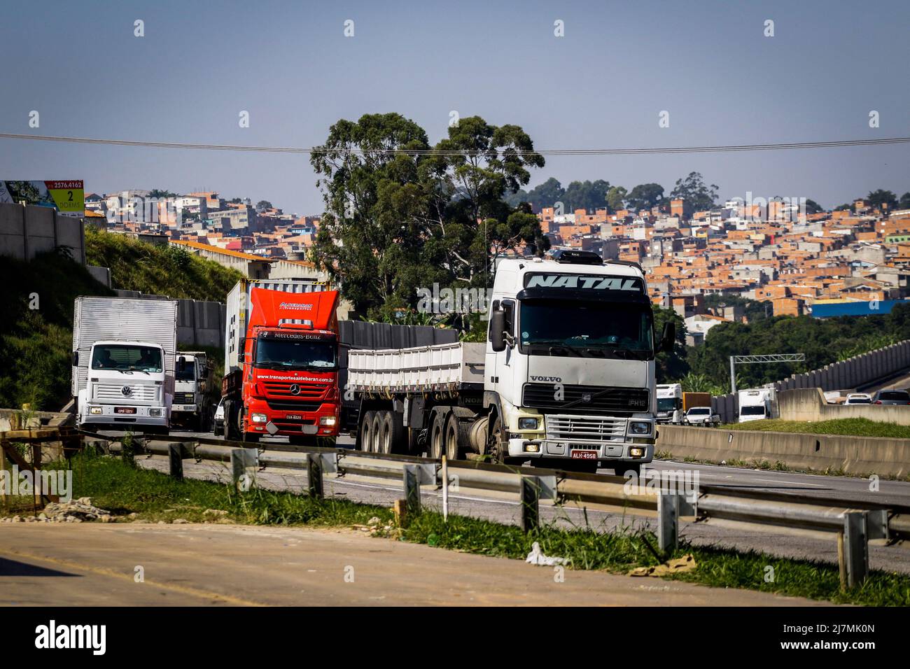 São PAULO, SP - 10.05.2022: PETROBRAS ANUNCIA AUMENTO NO DIESEL - Petrobras ha annunciato l'aumento del prezzo del diesel del 8,87% nelle raffinerie a partire da questo Martedì (10), cioè, un cambio di 40 centesimi nel litro di carburante che sale da R $ 4,51 a R $ 4 .91. L'aumento si verifica di nuovo meno di due mesi dopo l'ultimo aumento, quando il litro di carburante è diventato 90 centesimi più costoso. Nella foto, tratto di Rodoanel Oeste, regione di Osasco in Grande São Paulo. (Foto: Aloisio Mauricio/Fotoarena) Foto Stock