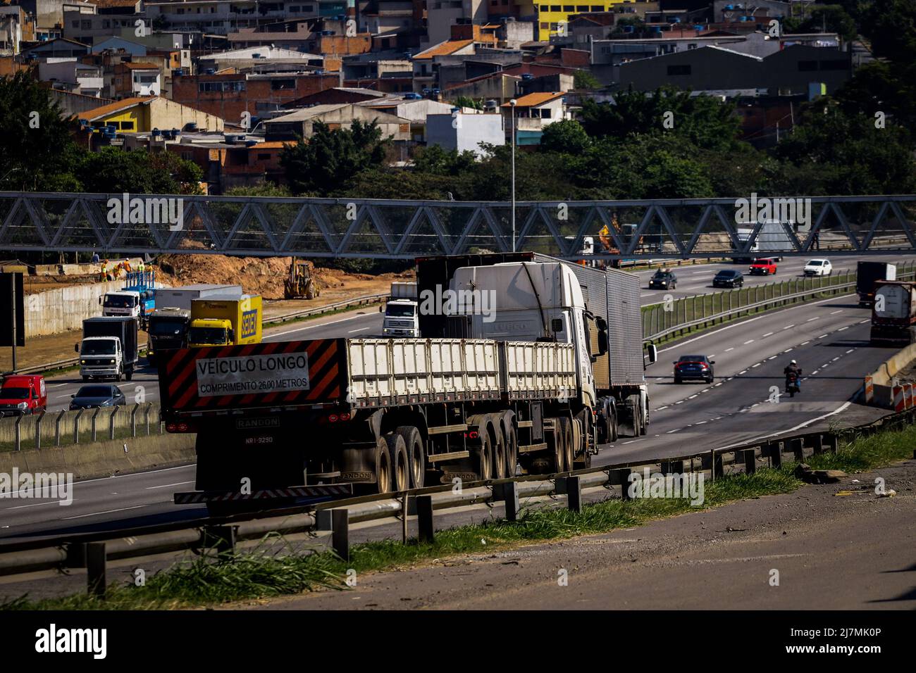 São PAULO, SP - 10.05.2022: PETROBRAS ANUNCIA AUMENTO NO DIESEL - Petrobras ha annunciato l'aumento del prezzo del diesel del 8,87% nelle raffinerie a partire da questo Martedì (10), cioè, un cambio di 40 centesimi nel litro di carburante che sale da R $ 4,51 a R $ 4 .91. L'aumento si verifica di nuovo meno di due mesi dopo l'ultimo aumento, quando il litro di carburante è diventato 90 centesimi più costoso. Nella foto, tratto di Rodoanel Oeste, regione di Osasco in Grande São Paulo. (Foto: Aloisio Mauricio/Fotoarena) Foto Stock