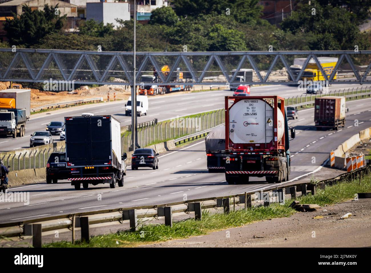 São PAULO, SP - 10.05.2022: PETROBRAS ANUNCIA AUMENTO NO DIESEL - Petrobras ha annunciato l'aumento del prezzo del diesel del 8,87% nelle raffinerie a partire da questo Martedì (10), cioè, un cambio di 40 centesimi nel litro di carburante che sale da R $ 4,51 a R $ 4 .91. L'aumento si verifica di nuovo meno di due mesi dopo l'ultimo aumento, quando il litro di carburante è diventato 90 centesimi più costoso. Nella foto, tratto di Rodoanel Oeste, regione di Osasco in Grande São Paulo. (Foto: Aloisio Mauricio/Fotoarena) Foto Stock