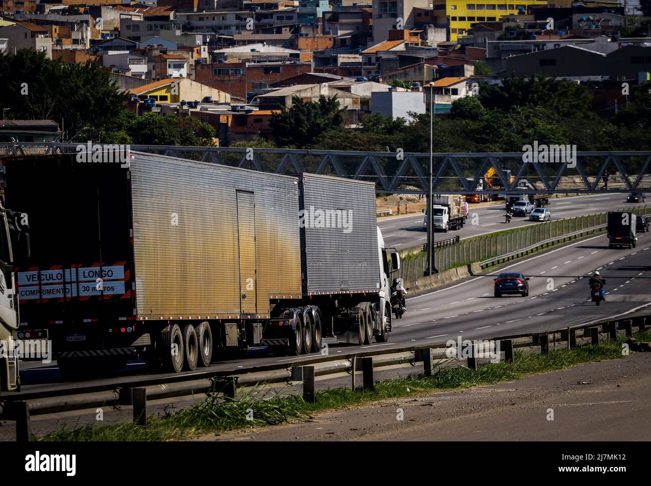 São PAULO, SP - 10.05.2022: PETROBRAS ANUNCIA AUMENTO NO DIESEL - Petrobras ha annunciato l'aumento del prezzo del diesel del 8,87% nelle raffinerie a partire da questo Martedì (10), cioè, un cambio di 40 centesimi nel litro di carburante che sale da R $ 4,51 a R $ 4 .91. L'aumento si verifica di nuovo meno di due mesi dopo l'ultimo aumento, quando il litro di carburante è diventato 90 centesimi più costoso. Nella foto, tratto di Rodoanel Oeste, regione di Osasco in Grande São Paulo. (Foto: Aloisio Mauricio/Fotoarena) Foto Stock