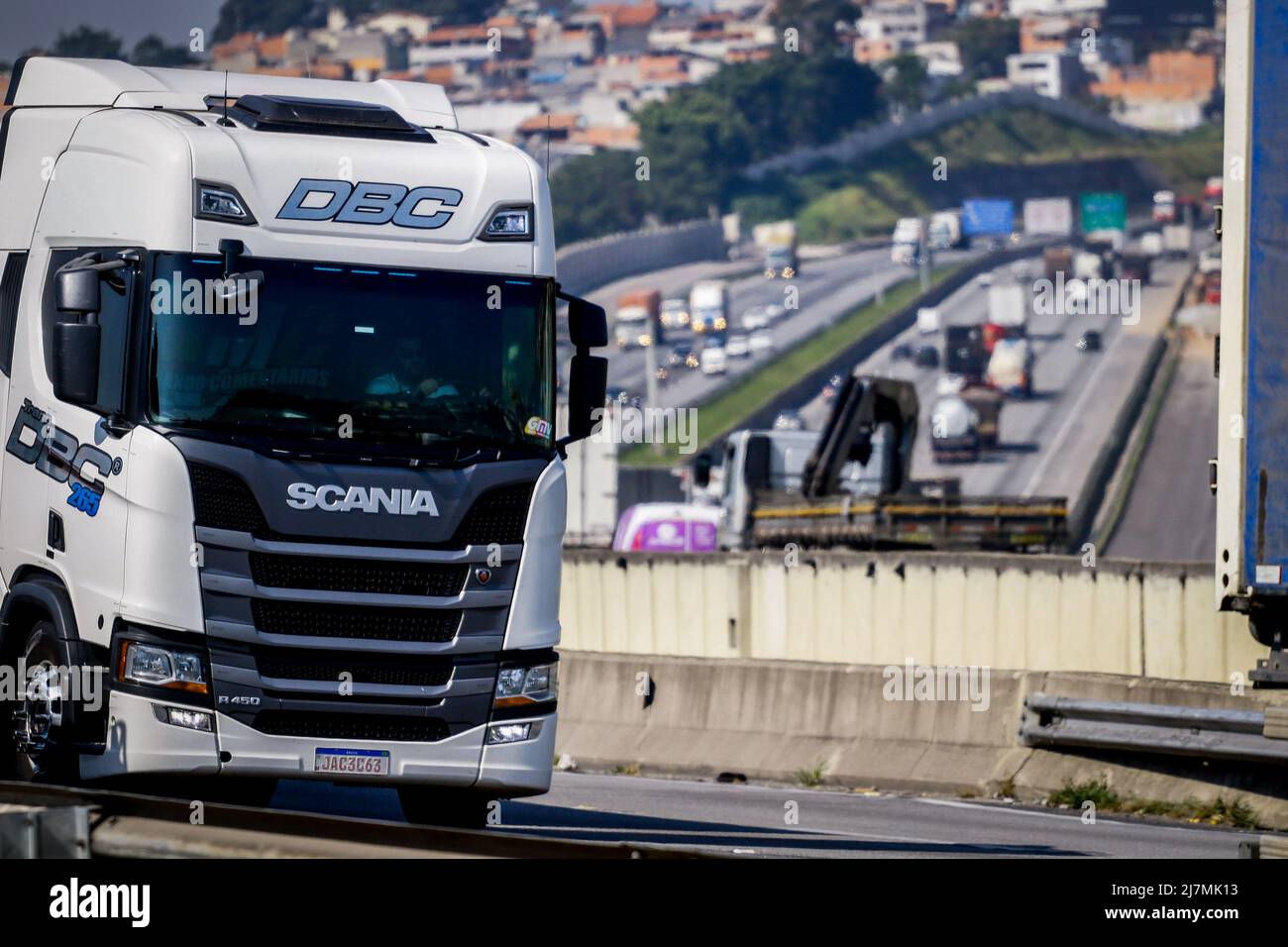 São PAULO, SP - 10.05.2022: PETROBRAS ANUNCIA AUMENTO NO DIESEL - Petrobras ha annunciato l'aumento del prezzo del diesel del 8,87% nelle raffinerie a partire da questo Martedì (10), cioè, un cambio di 40 centesimi nel litro di carburante che sale da R $ 4,51 a R $ 4 .91. L'aumento si verifica di nuovo meno di due mesi dopo l'ultimo aumento, quando il litro di carburante è diventato 90 centesimi più costoso. Nella foto, tratto di Rodoanel Oeste, regione di Osasco in Grande São Paulo. (Foto: Aloisio Mauricio/Fotoarena) Foto Stock