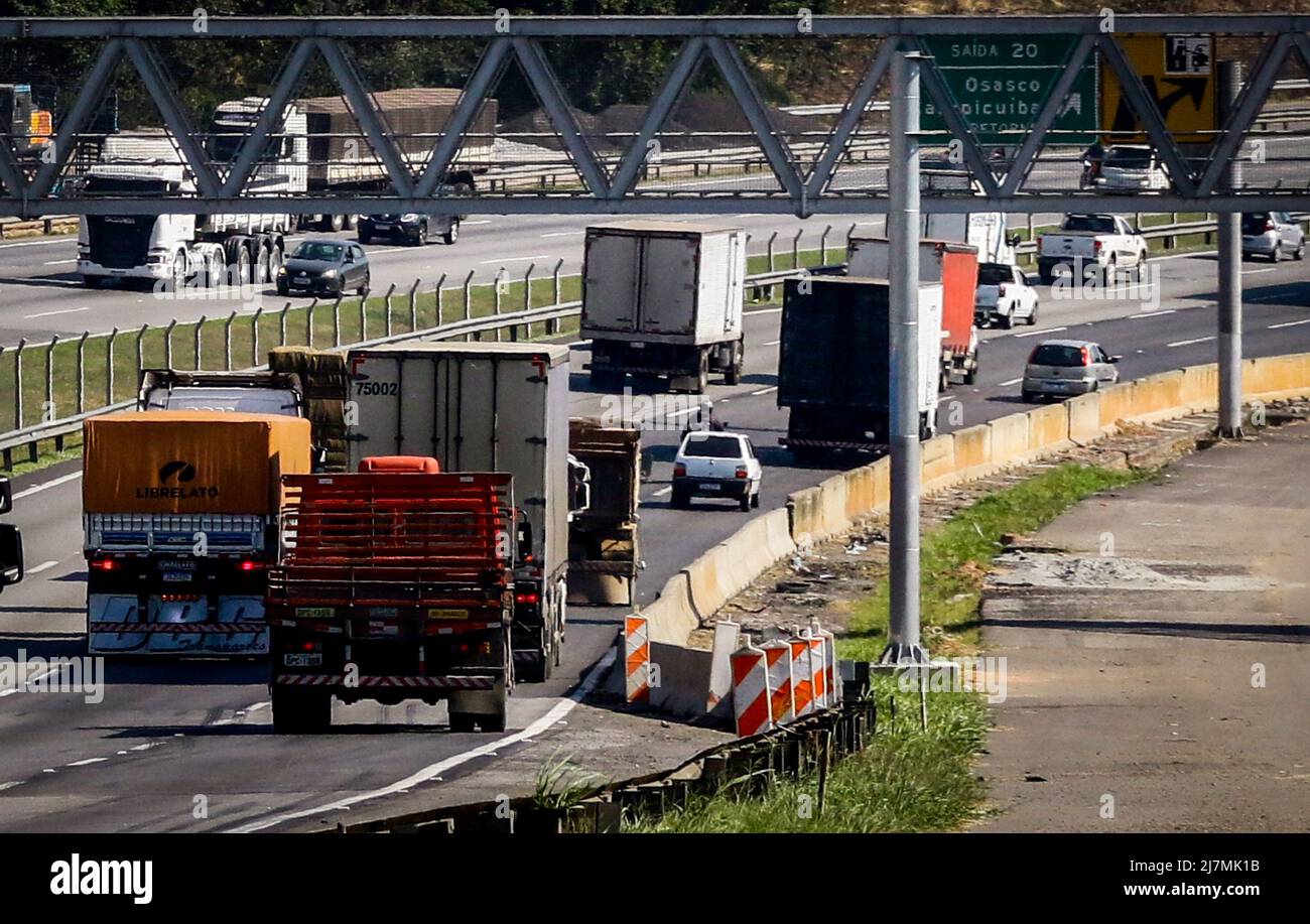 São PAULO, SP - 10.05.2022: PETROBRAS ANUNCIA AUMENTO NO DIESEL - Petrobras ha annunciato l'aumento del prezzo del diesel del 8,87% nelle raffinerie a partire da questo Martedì (10), cioè, un cambio di 40 centesimi nel litro di carburante che sale da R $ 4,51 a R $ 4 .91. L'aumento si verifica di nuovo meno di due mesi dopo l'ultimo aumento, quando il litro di carburante è diventato 90 centesimi più costoso. Nella foto, tratto di Rodoanel Oeste, regione di Osasco in Grande São Paulo. (Foto: Aloisio Mauricio/Fotoarena) Foto Stock