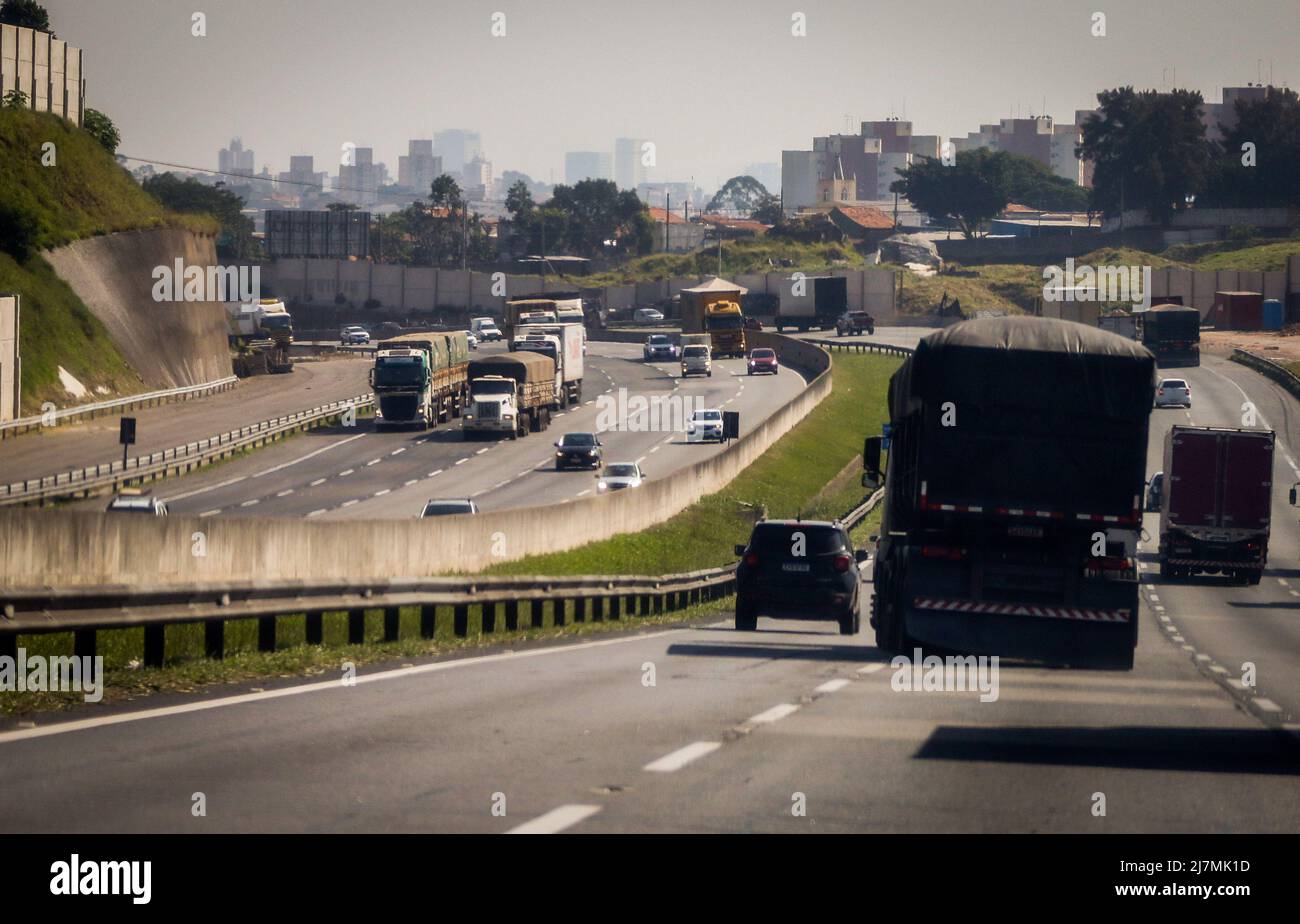 São PAULO, SP - 10.05.2022: PETROBRAS ANUNCIA AUMENTO NO DIESEL - Petrobras ha annunciato l'aumento del prezzo del diesel del 8,87% nelle raffinerie a partire da questo Martedì (10), cioè, un cambio di 40 centesimi nel litro di carburante che sale da R $ 4,51 a R $ 4 .91. L'aumento si verifica di nuovo meno di due mesi dopo l'ultimo aumento, quando il litro di carburante è diventato 90 centesimi più costoso. Nella foto, tratto di Rodoanel Oeste, regione di Osasco in Grande São Paulo. (Foto: Aloisio Mauricio/Fotoarena) Foto Stock