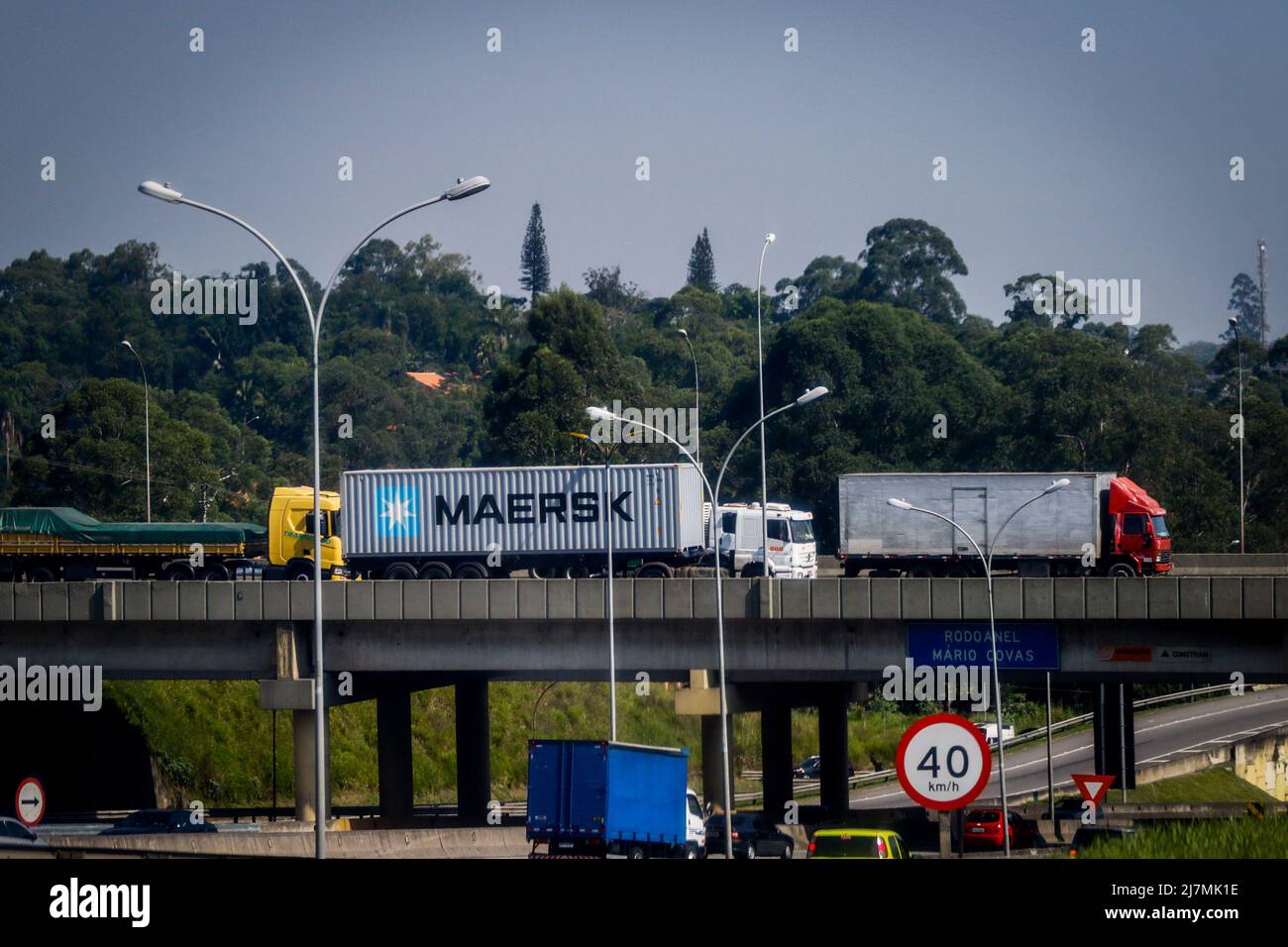 São PAULO, SP - 10.05.2022: PETROBRAS ANUNCIA AUMENTO NO DIESEL - Petrobras ha annunciato l'aumento del prezzo del diesel del 8,87% nelle raffinerie a partire da questo Martedì (10), cioè, un cambio di 40 centesimi nel litro di carburante che sale da R $ 4,51 a R $ 4 .91. L'aumento si verifica di nuovo meno di due mesi dopo l'ultimo aumento, quando il litro di carburante è diventato 90 centesimi più costoso. Nella foto, tratto di Rodoanel Oeste, regione di Osasco in Grande São Paulo. (Foto: Aloisio Mauricio/Fotoarena) Foto Stock