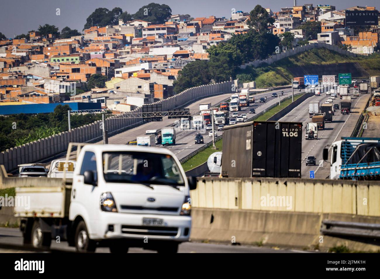 São PAULO, SP - 10.05.2022: PETROBRAS ANUNCIA AUMENTO NO DIESEL - Petrobras ha annunciato l'aumento del prezzo del diesel del 8,87% nelle raffinerie a partire da questo Martedì (10), cioè, un cambio di 40 centesimi nel litro di carburante che sale da R $ 4,51 a R $ 4 .91. L'aumento si verifica di nuovo meno di due mesi dopo l'ultimo aumento, quando il litro di carburante è diventato 90 centesimi più costoso. Nella foto, tratto di Rodoanel Oeste, regione di Osasco in Grande São Paulo. (Foto: Aloisio Mauricio/Fotoarena) Foto Stock