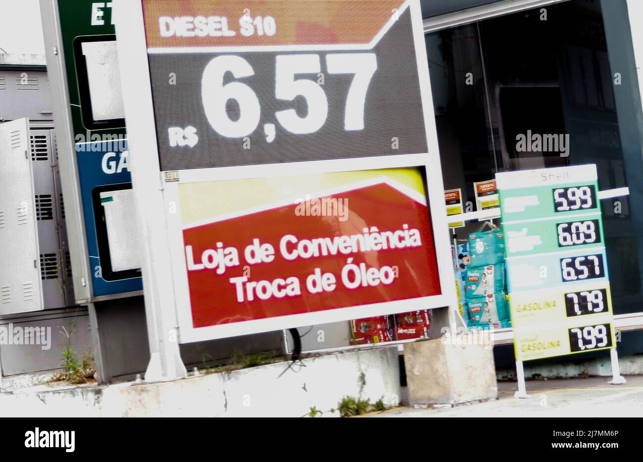 São PAULO, SP - 10.05.2022: PETROBRAS ANUNCIA AUMENTO NO DIESEL - Petrobras ha annunciato l'aumento del prezzo del diesel del 8,87% nelle raffinerie a partire da questo Martedì (10), cioè, un cambio di 40 centesimi nel litro di carburante che sale da R $ 4,51 a R $ 4 .91. L'aumento si verifica di nuovo meno di due mesi dopo l'ultimo aumento, quando il litro di carburante è diventato 90 centesimi più costoso. Nella foto, tratto di Rodoanel Oeste, regione di Osasco in Grande São Paulo. (Foto: Aloisio Mauricio/Fotoarena) Foto Stock