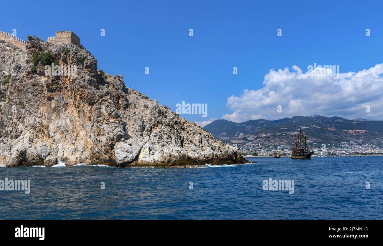 Le navi navigano lungo la costa mediterranea turca vicino alla città di Alanya Foto Stock
