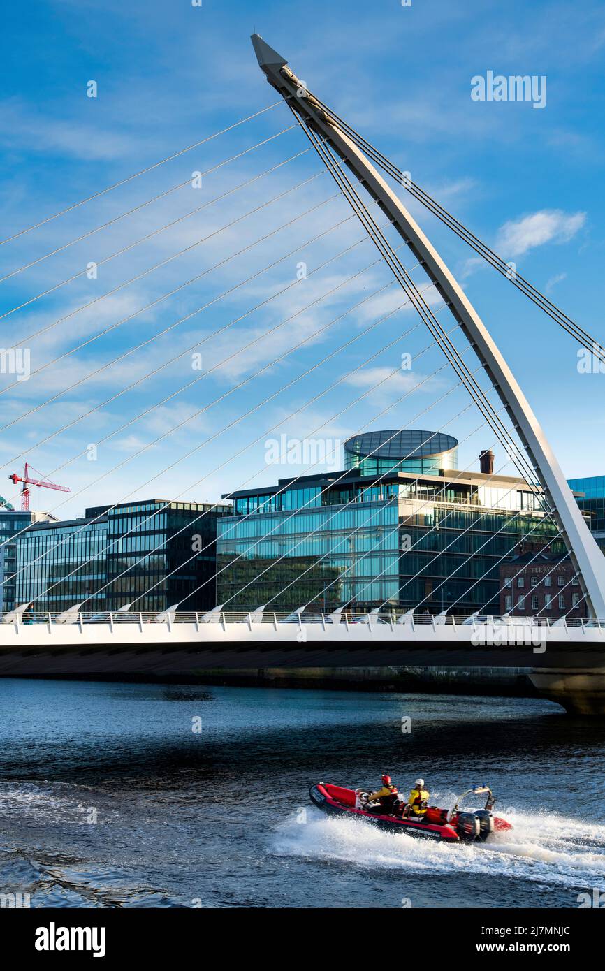 Sviluppo della città moderna lungofiume, con ponti e architettura moderni, Samuel Beckett Bridge, Dublino, Irlanda Foto Stock