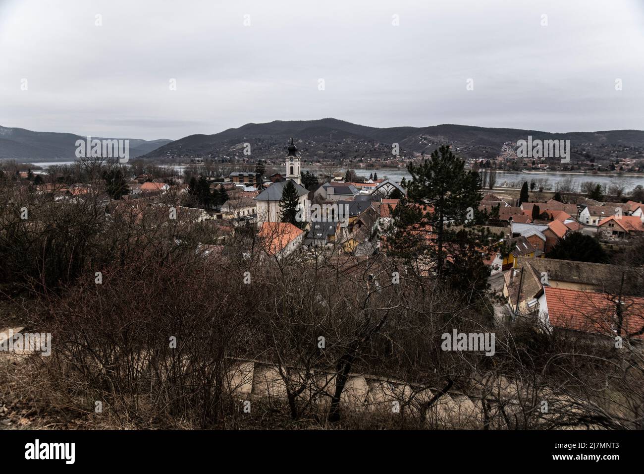 Visegrad: Fiume Danubio e skyline con la Chiesa di San Giovanni Battista. Ungheria Foto Stock