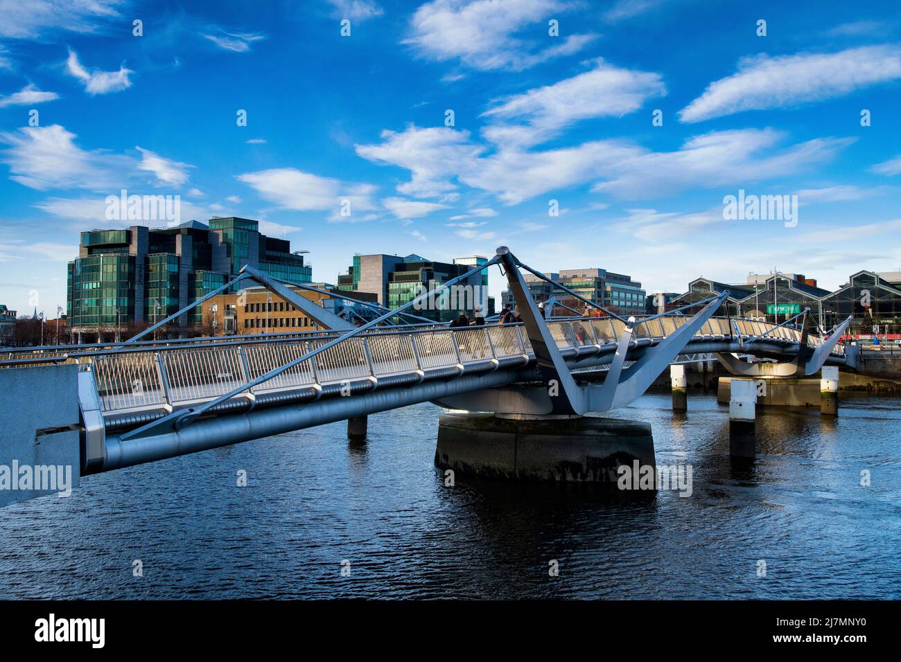 Sviluppo della città moderna lungofiume, con ponti e architettura moderni, Sean o'Casey ponte e il quartiere finanziario sul Quays , Dublino Irlanda Foto Stock