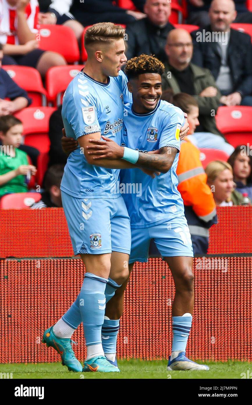 Il Viktor Gyokeres di Coventry City festeggia il punteggio con Ian Maatsen di Coventry City durante la partita del campionato Sky Bet al bet365 Stadium, Stoke-on-Trent. Data foto: Sabato 7 maggio 2022. Foto Stock