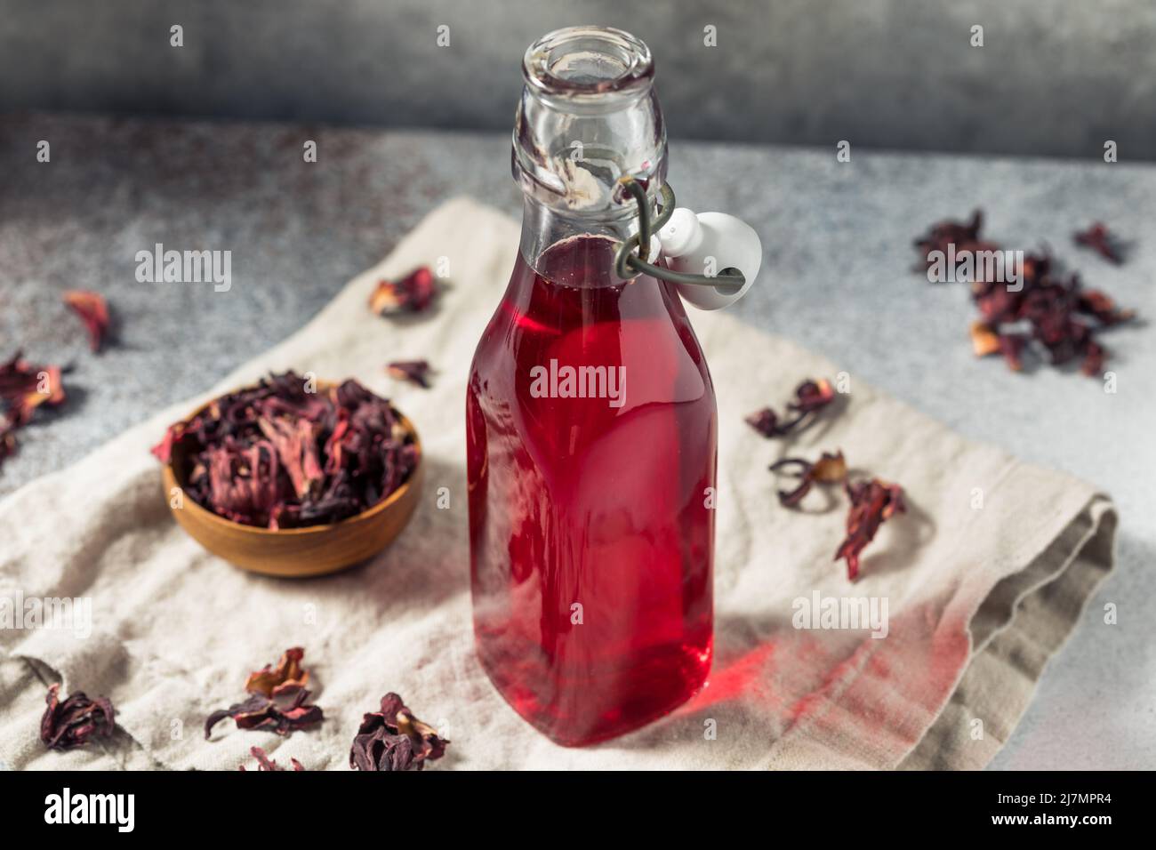 Tè Hibiscus dolce fatto in casa sciroppo semplice in una bottiglia Foto Stock