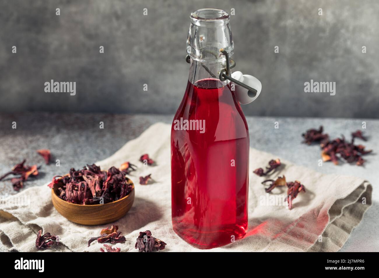 Tè Hibiscus dolce fatto in casa sciroppo semplice in una bottiglia Foto Stock