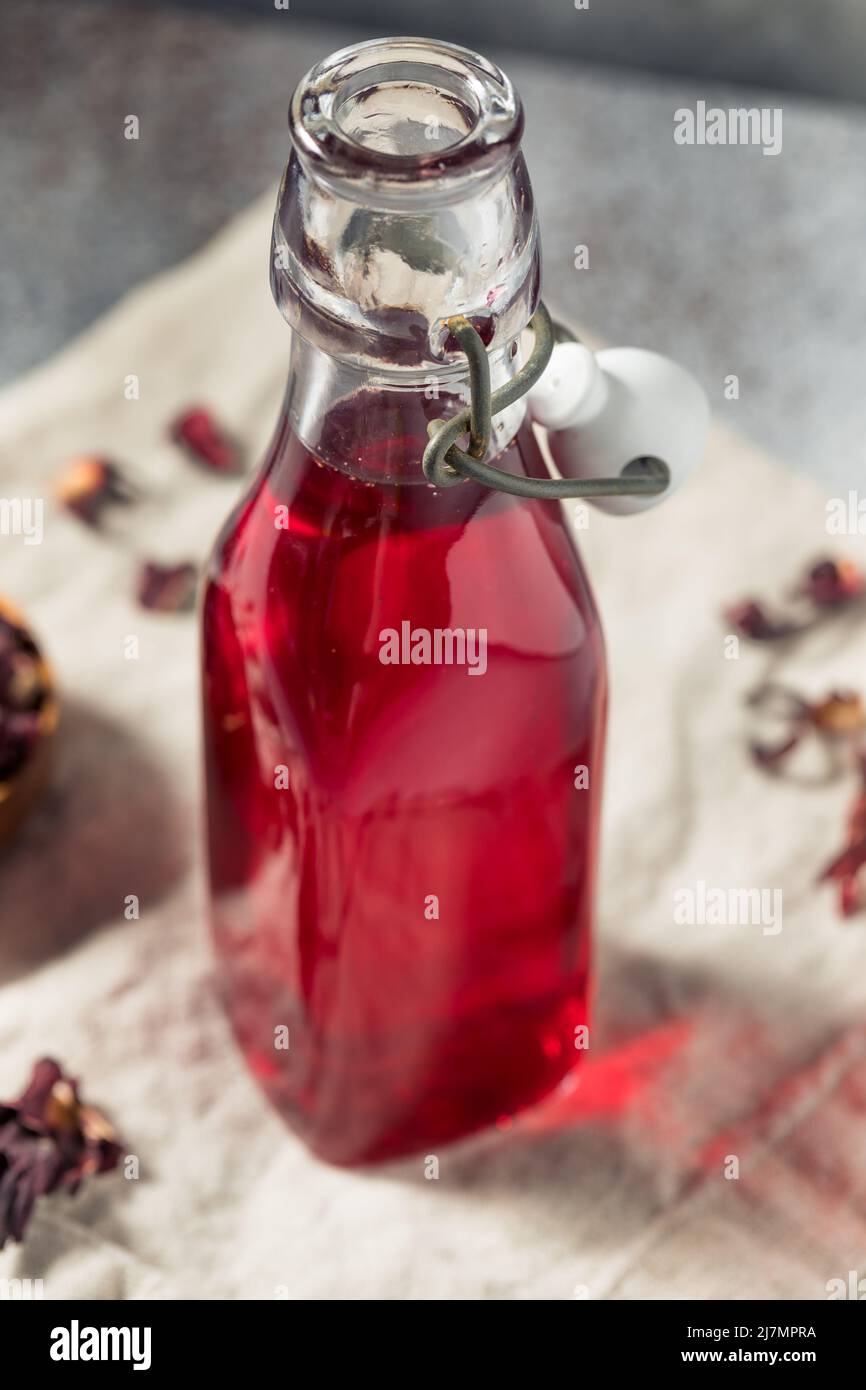 Tè Hibiscus dolce fatto in casa sciroppo semplice in una bottiglia Foto Stock