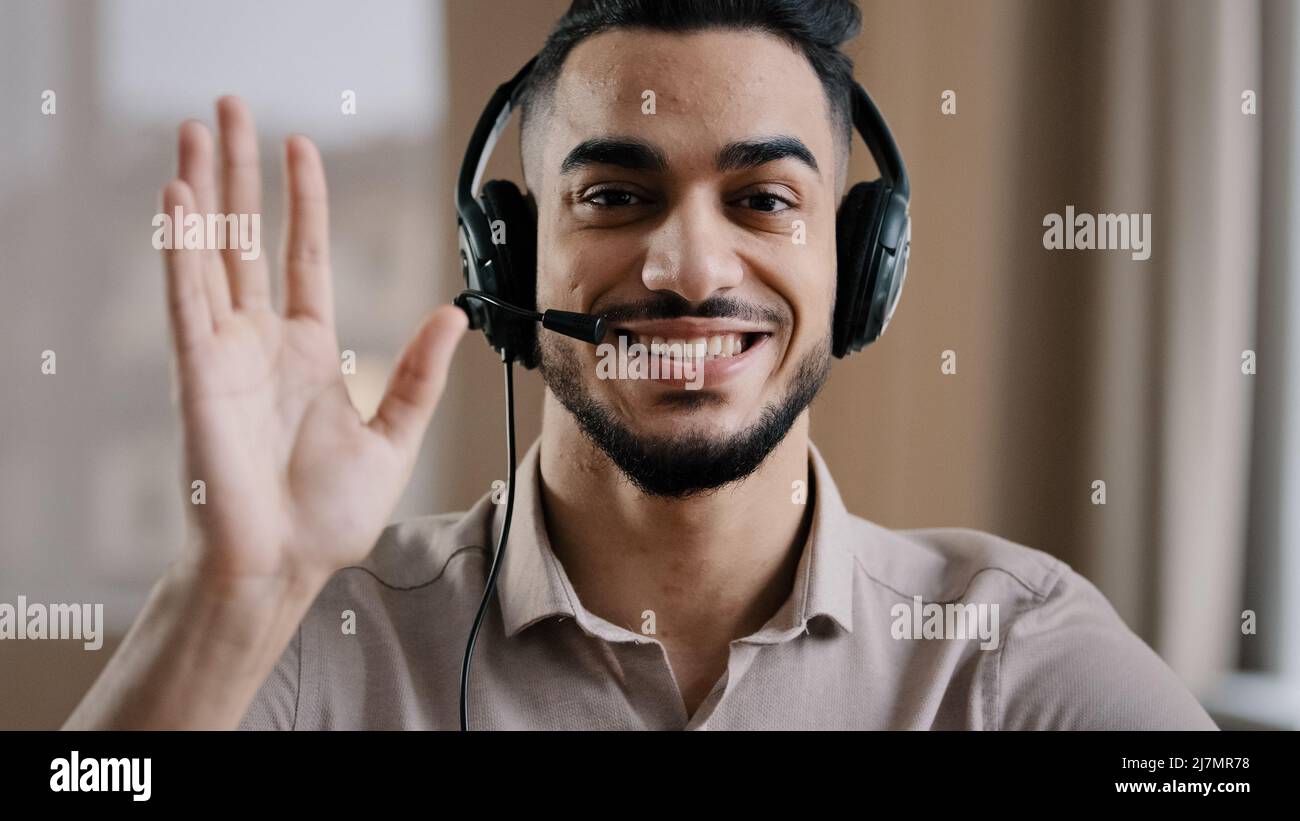 Sorridente operatore maschile ispanico businessman assistenza clienti assistente rappresentante saluto parlare alla webcam indossare cuffia con microfono Foto Stock