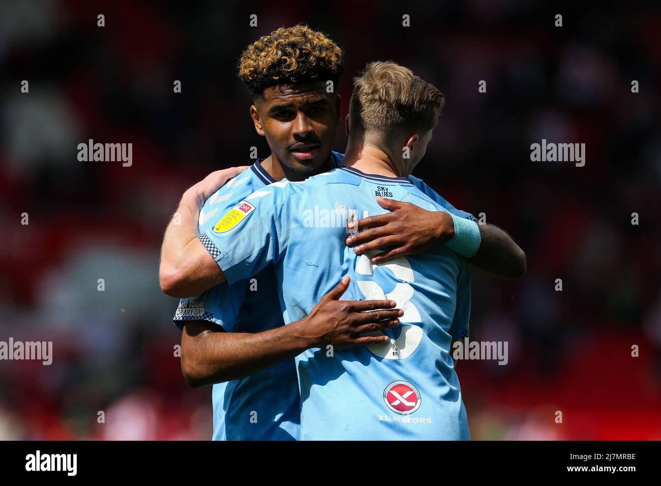 Ian Maatsen di Coventry City e Jamie Allen di Coventry City durante la partita del campionato Sky Bet al bet365 Stadium, Stoke-on-Trent. Data foto: Sabato 7 maggio 2022. Foto Stock