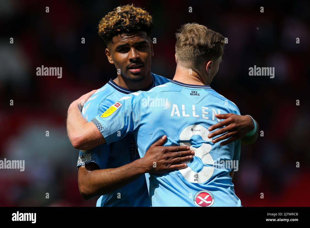 Ian Maatsen di Coventry City e Jamie Allen di Coventry City durante la partita del campionato Sky Bet al bet365 Stadium, Stoke-on-Trent. Data foto: Sabato 7 maggio 2022. Foto Stock