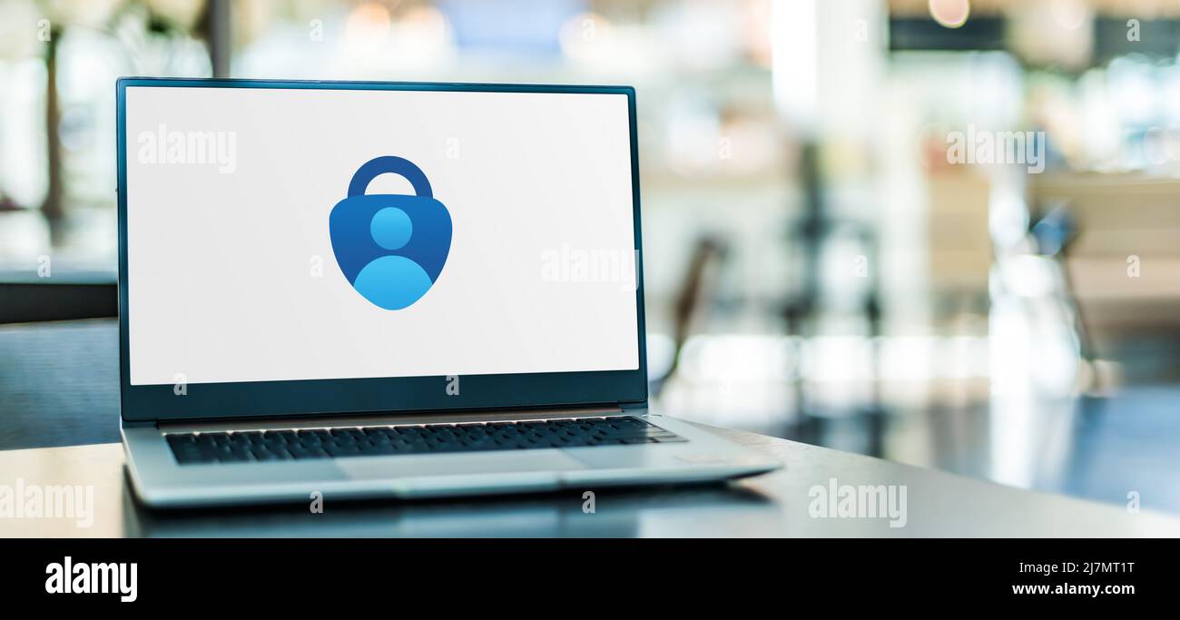POZNAN, POL - 20 NOVEMBRE 2021: Laptop che visualizza il logo di Microsoft Authenticator, un'app multifattore per dispositivi mobili che genera codici basati sul tempo Foto Stock