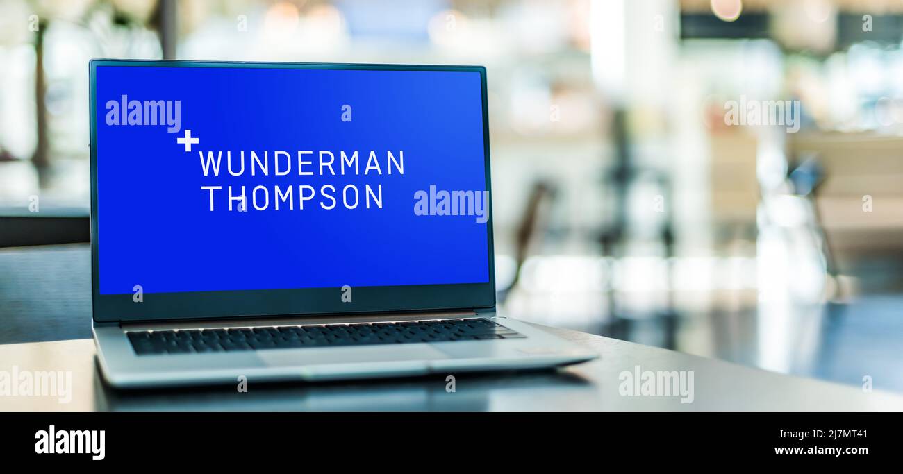 POZNAN, POL - NOV 20, 2021: Computer portatile che mostra il logo di Wunderman Thompson, un'agenzia di comunicazione di marketing globale con sede a New York Foto Stock