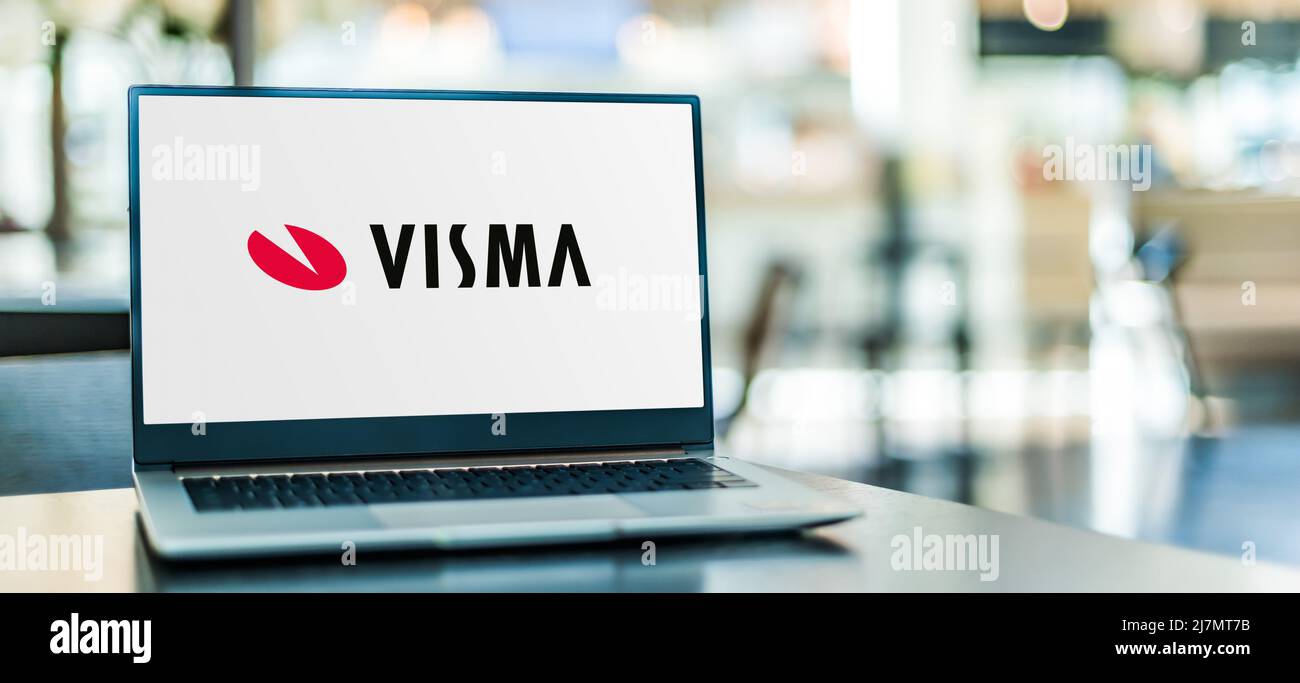 POZNAN, POL - DEC 8, 2021: Computer portatile che visualizza il logo di Visma, un'azienda che fornisce business software e LO SVILUPPO e consulenza IT correlati Foto Stock