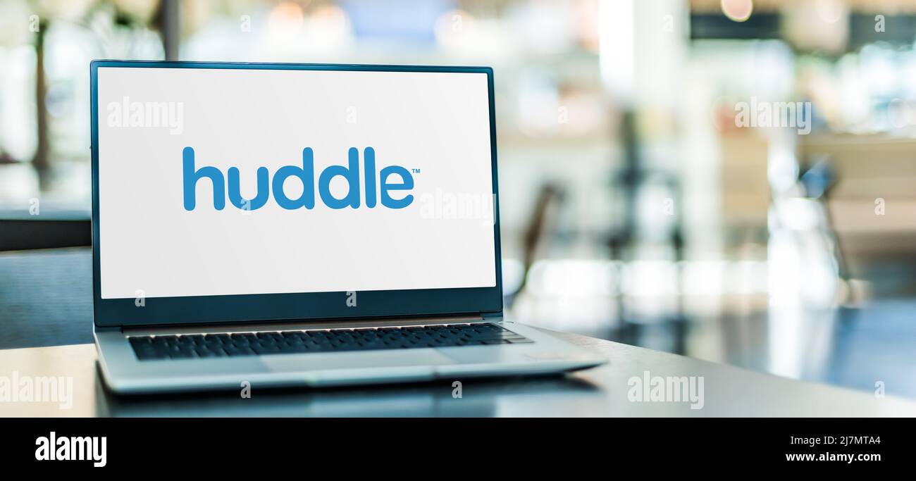 POZNAN, POL - DEC 8, 2021: Laptop computer che mostra il logo di Huddle, una società privata di software di collaborazione basata su cloud fondata a Londra nel Foto Stock