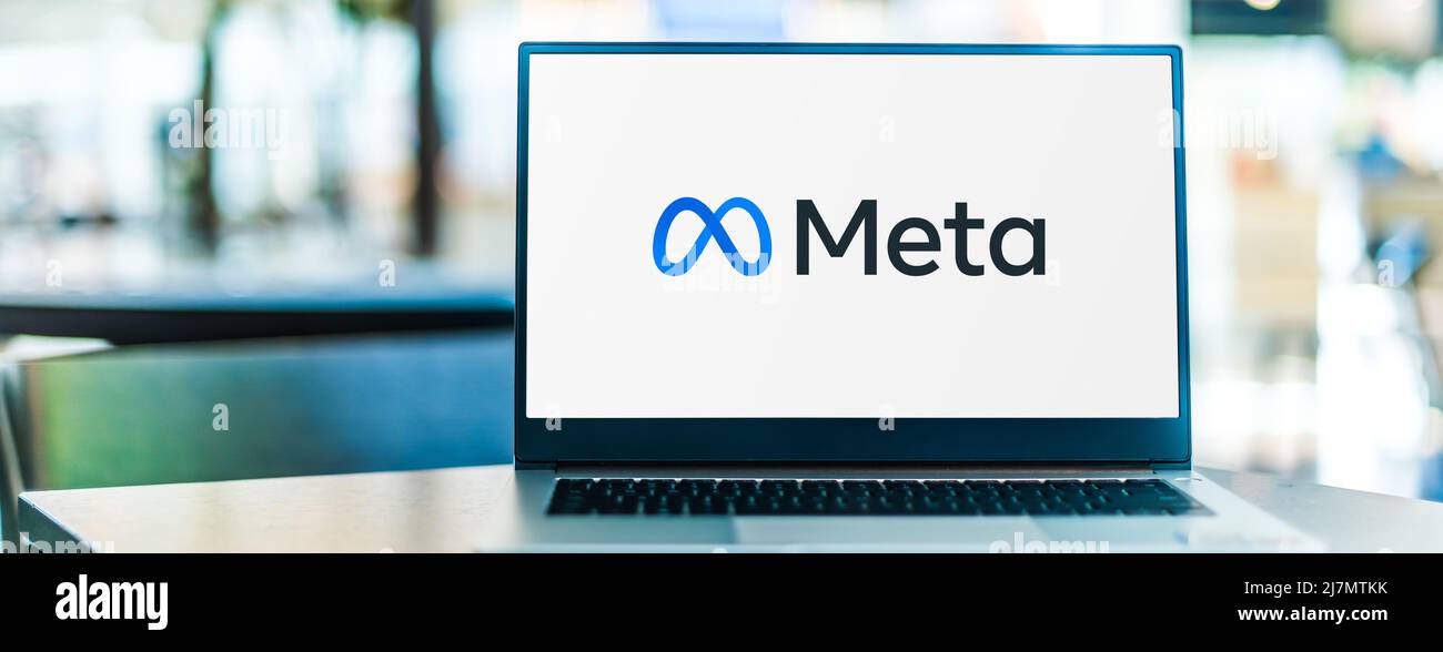 POZNAN, POL - Oct 22, 2021: Computer portatile con logo di Meta Platforms, Inc., una holding multinazionale americana di tecnologia conglomerata Foto Stock