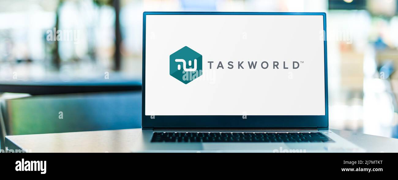 POZNAN, POL - Oct 22, 2021: Computer portatile con logo Taskworld, una piattaforma di collaborazione basata su cloud Foto Stock